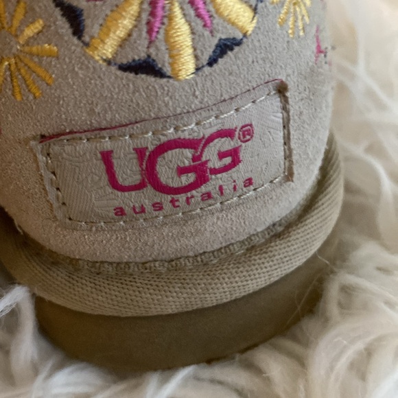RARE embroidered UGG boots - Picture 8 of 10